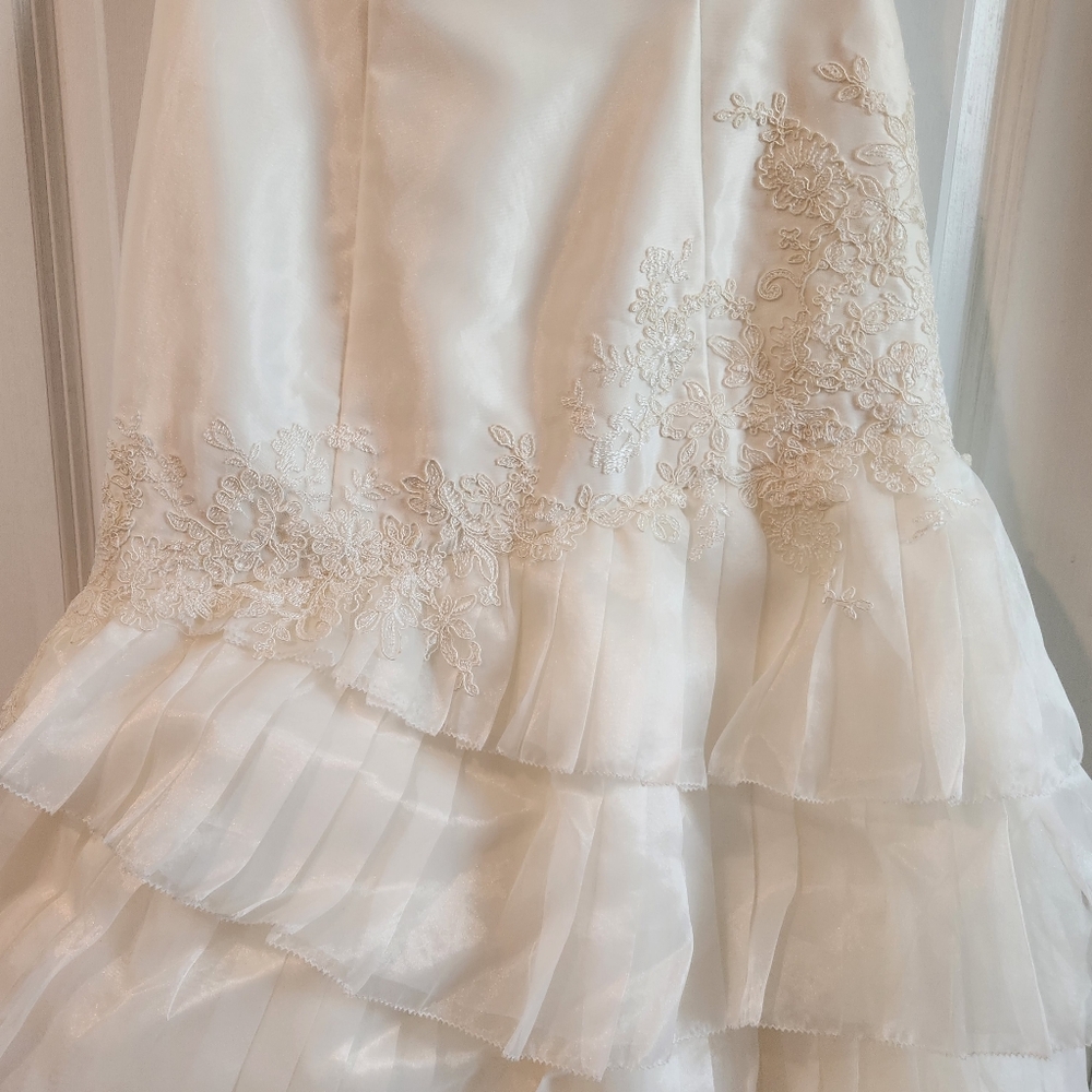 White by Vera Wang cream wedding dress size 10 worn for my vow renwal. - Picture 4 of 9